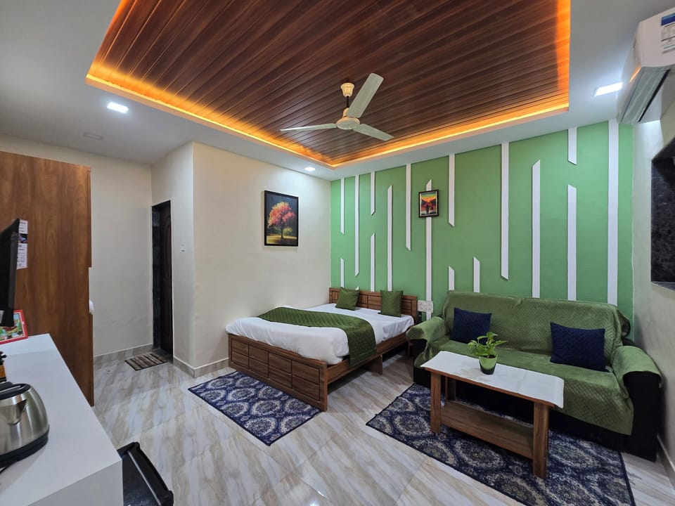 Family Suite, 1 Queen Bed with Sofa bed, Garden View | Desk, laptop workspace, WiFi (free)