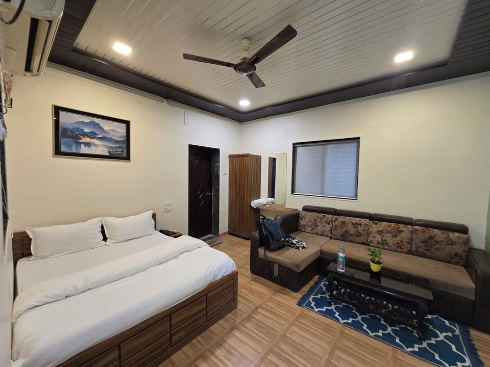 Desk, laptop workspace, WiFi (free)