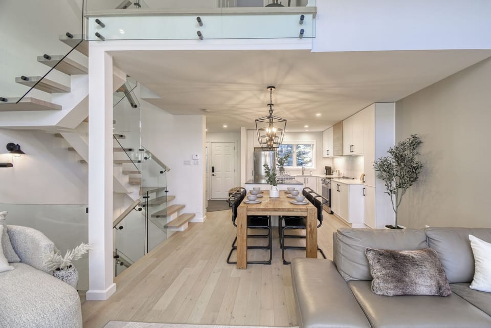Deluxe Condo, Balcony, Mountain View | Living area