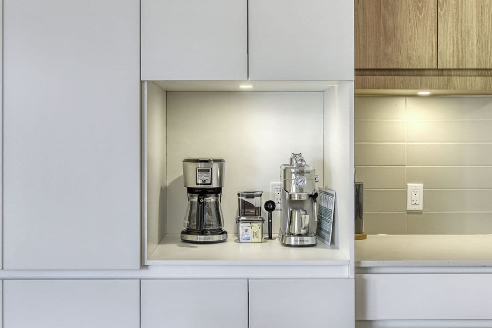 Deluxe Condo, Balcony, Mountain View | Private kitchen | Full-size fridge, microwave, oven, stovetop