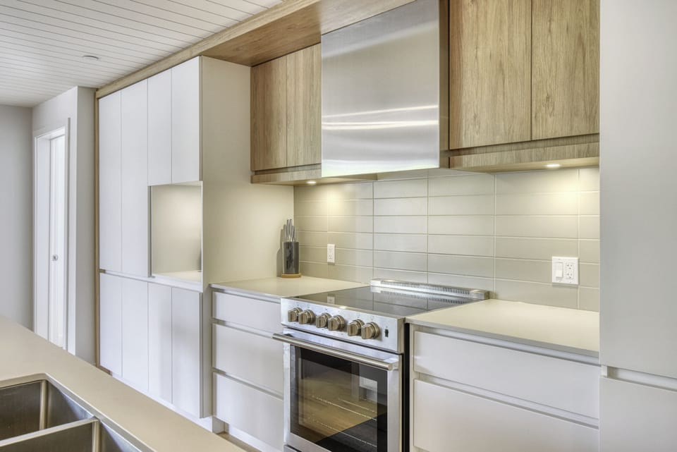 Deluxe Condo, Balcony, Mountain View | Private kitchen | Full-size fridge, microwave, oven, stovetop