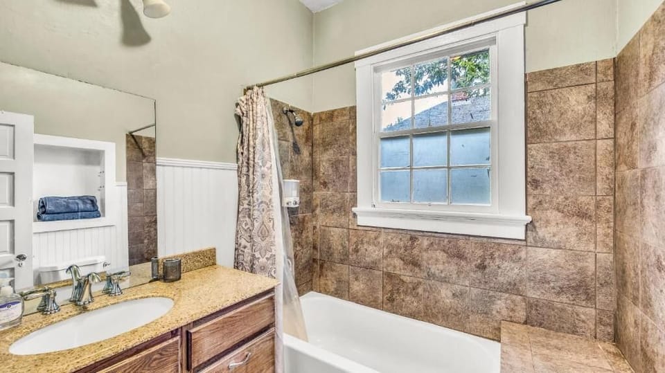 House | Bathroom | Towels, toilet paper