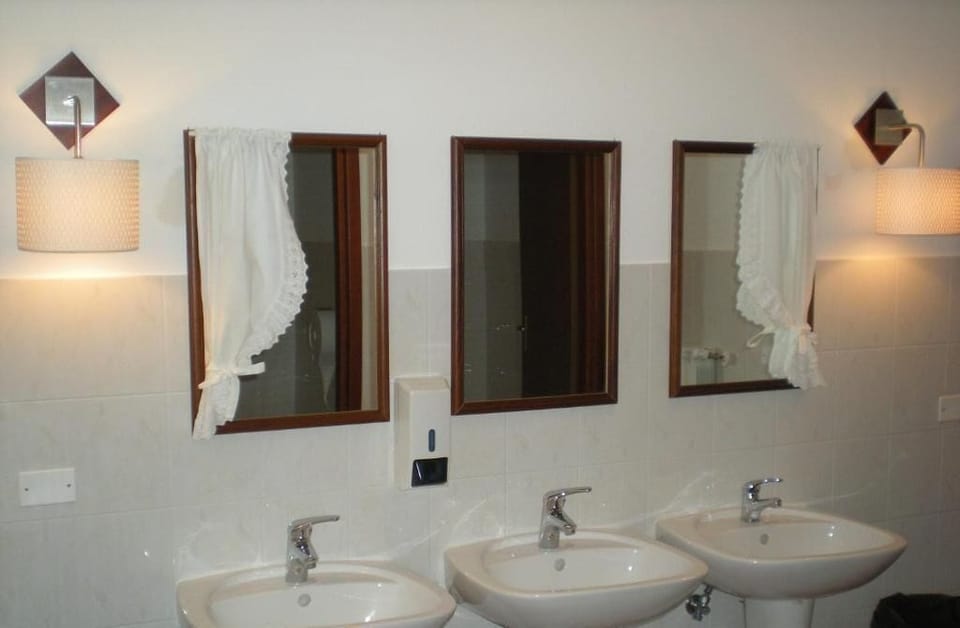 Shower, free toiletries, hair dryer, bidet