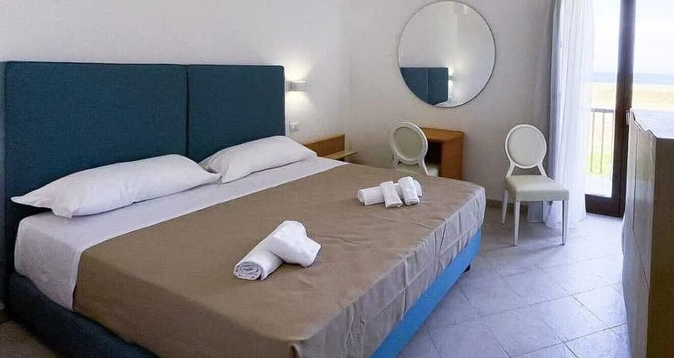 Deluxe Double Room, Sea View | Minibar, desk, free WiFi, bed sheets