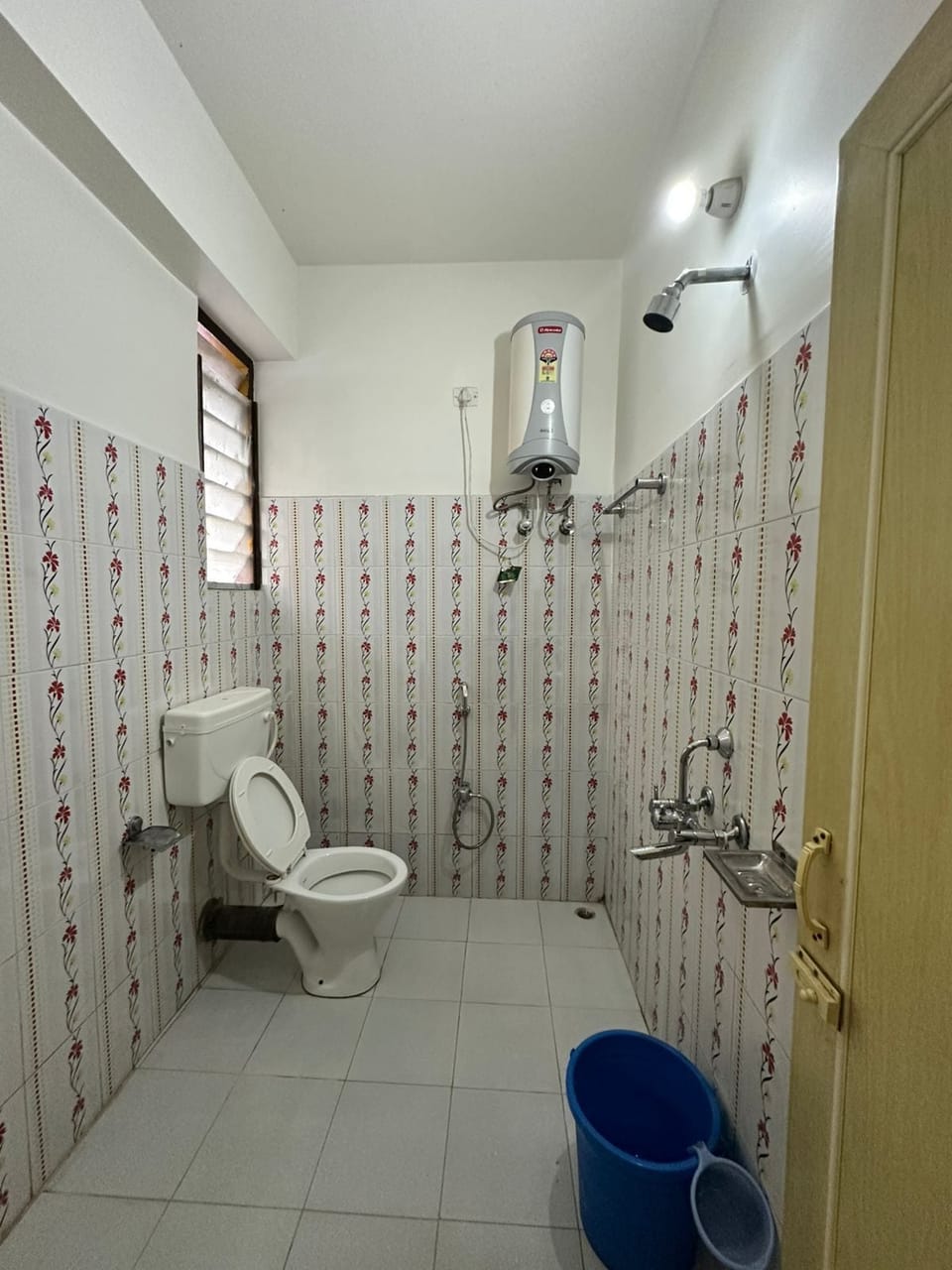 Deluxe Double Room | Bathroom | Towels, soap, shampoo, toilet paper