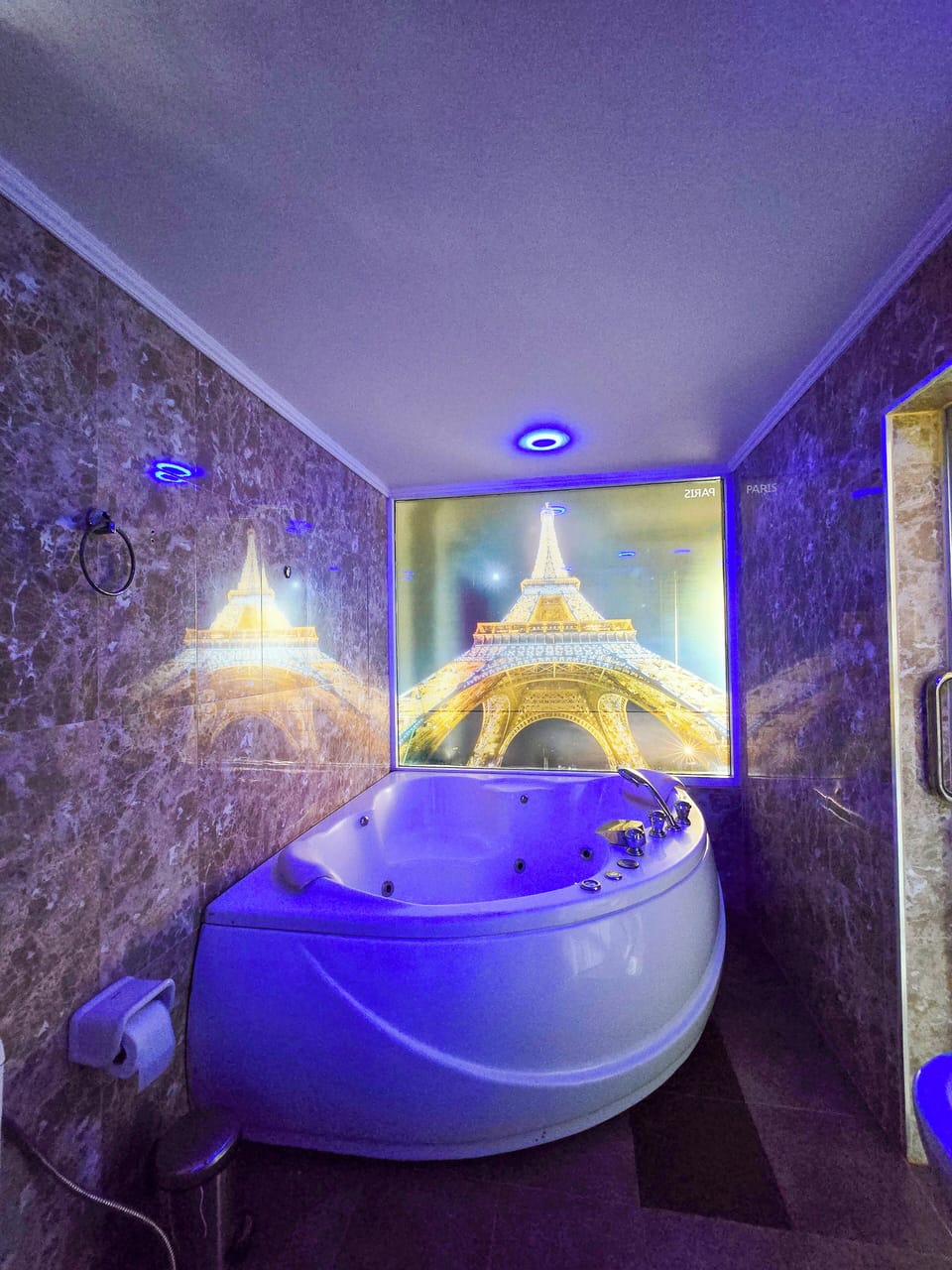 Deluxe Room with Window | Bathroom | Free toiletries, towels, soap, shampoo
