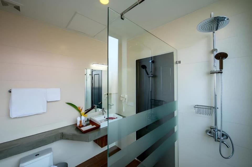 Room, 1 Bedroom, Smoking, Patio | Bathroom