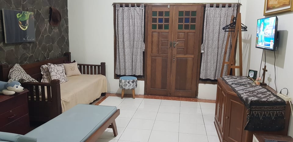 Basic House, 2 Bedrooms | Living area