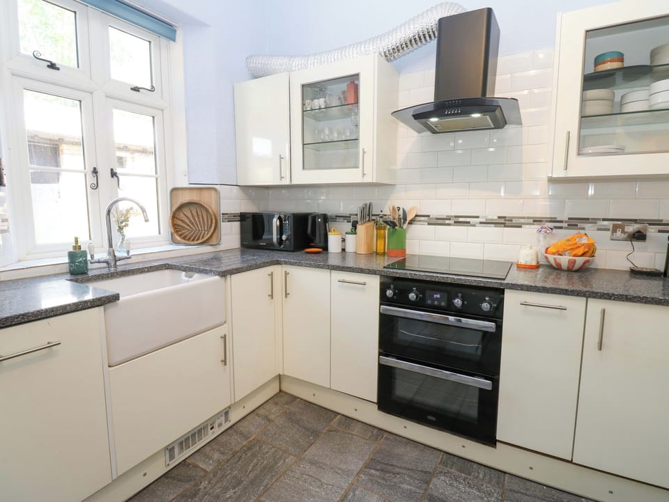 Dishwasher, cookware/dishes/utensils