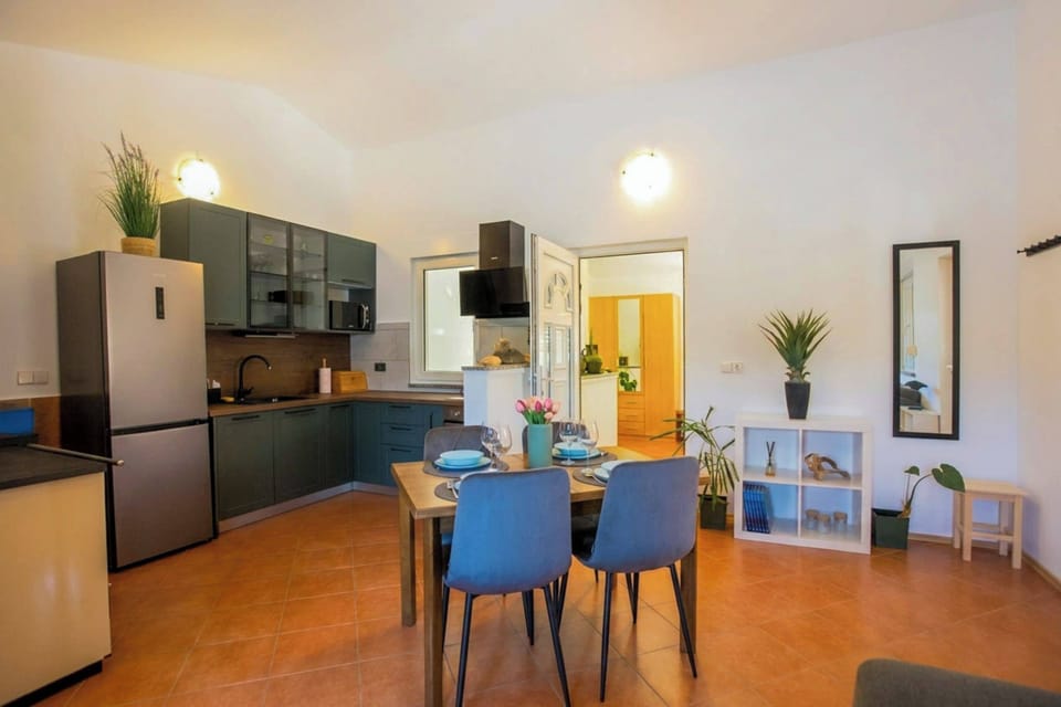 Family House, 2 Bedrooms, 2 Bathrooms (Casa Oliva Kim Marie) | Dining