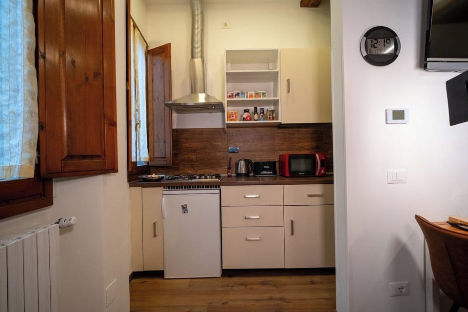 Classic Apartment, Kitchen | Private kitchen | Mini-fridge, microwave, oven, stovetop