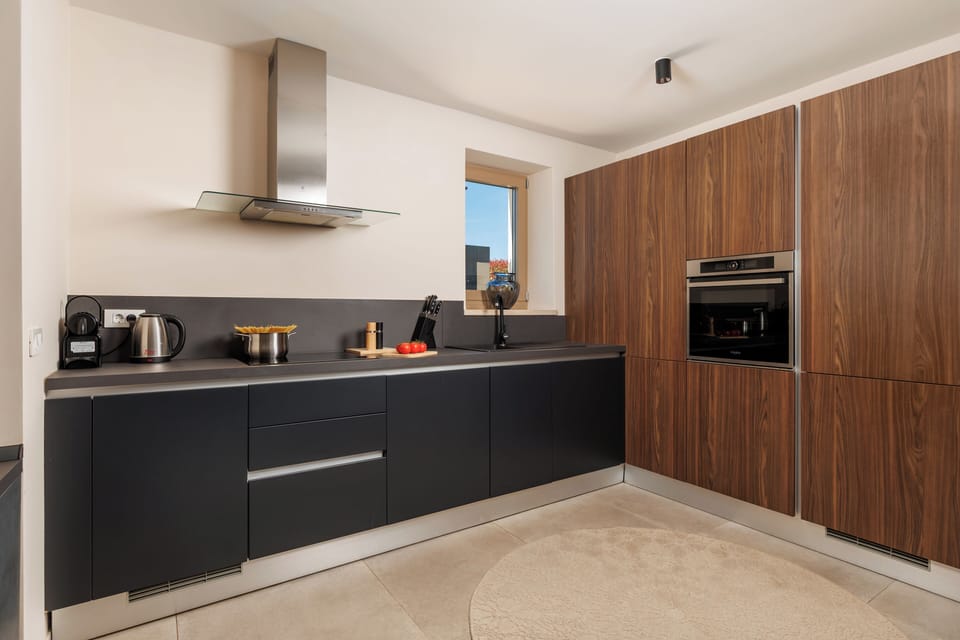 Full-size fridge, dishwasher, electric kettle, cookware/dishes/utensils