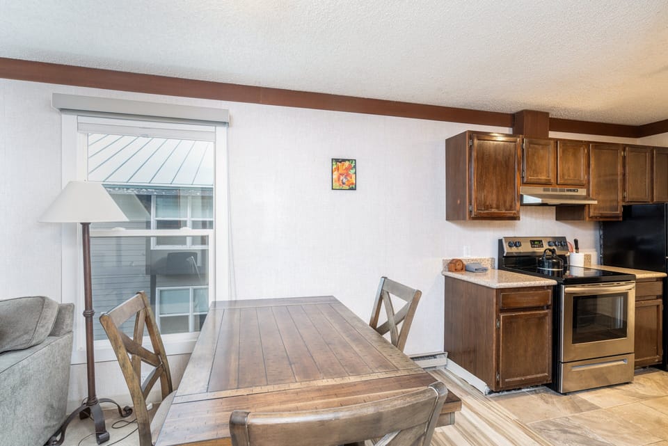Condo, 1 Bedroom | Private kitchen | Fridge, oven, coffee/tea maker