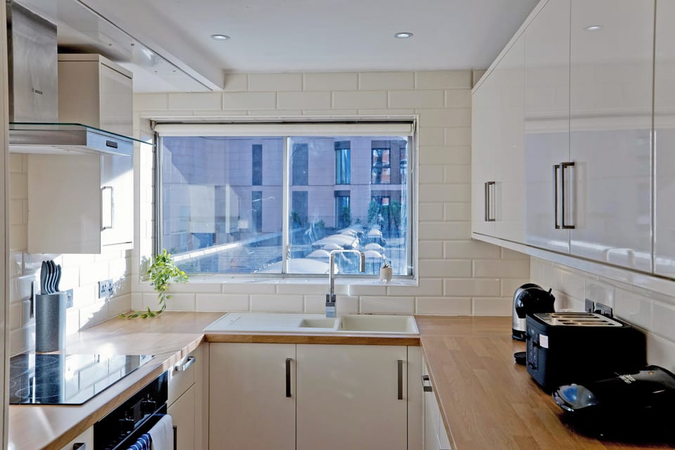 Apartment, City View | Private kitchen | Electric kettle