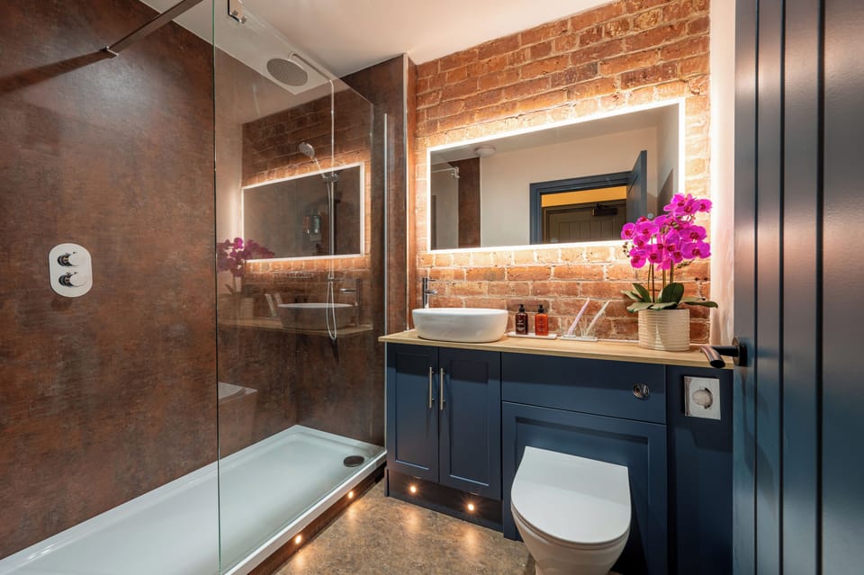 Shower, hair dryer, bathrobes, slippers