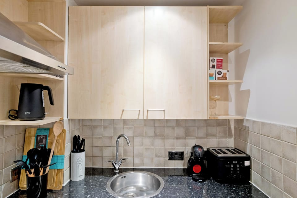 Apartment, City View | Private kitchen | Electric kettle, toaster
