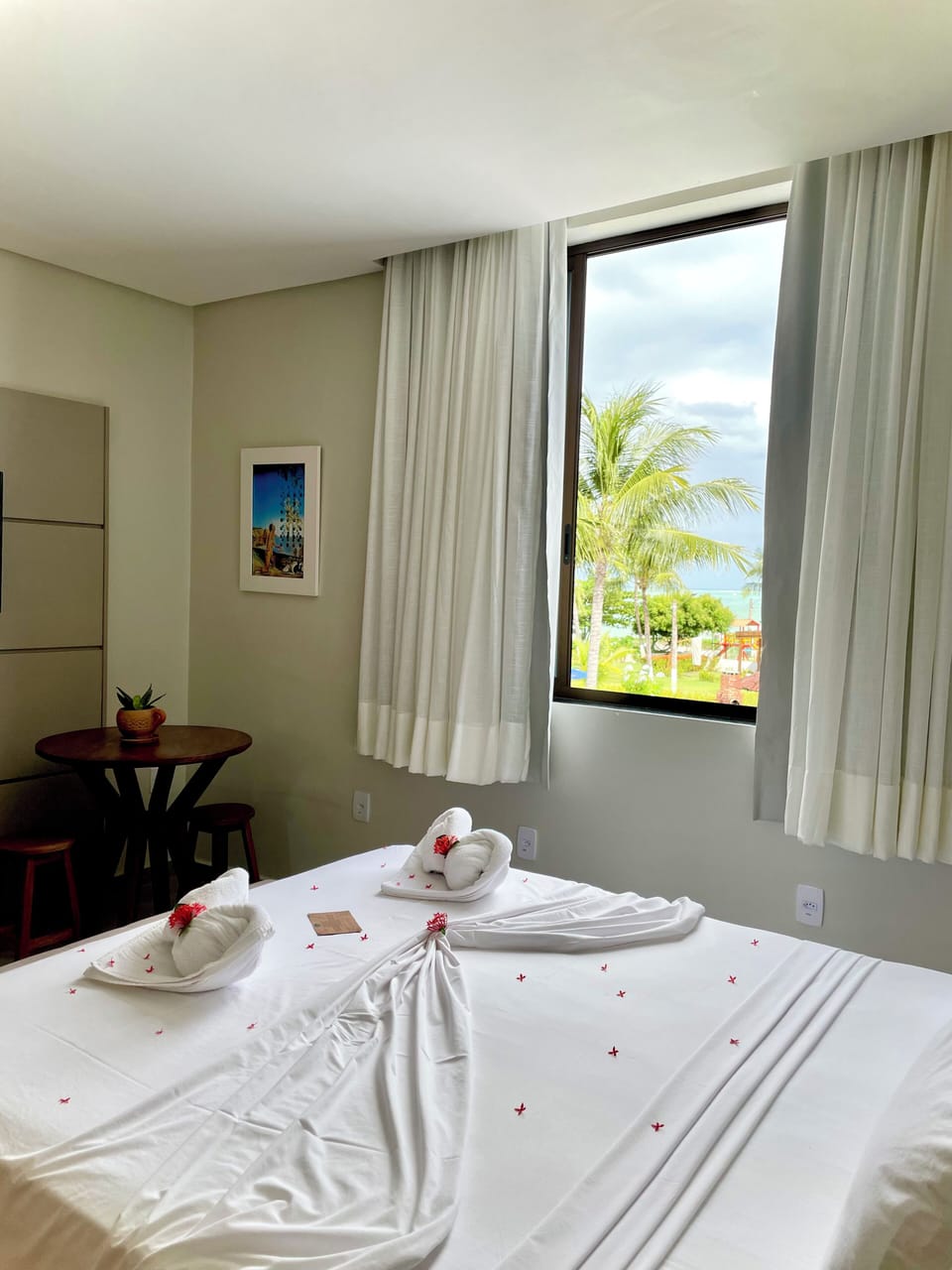 Apartamento Luxo Casal Vista Lateral | Minibar, laptop workspace, free WiFi, bed sheets