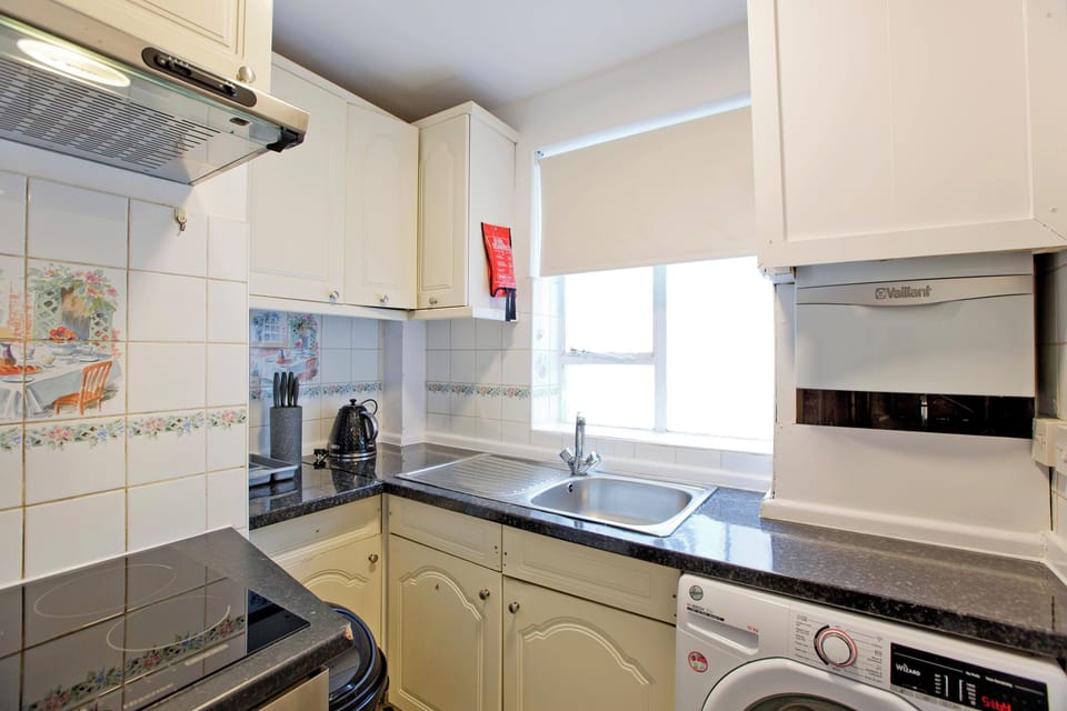Apartment | Private kitchen | Electric kettle, toaster