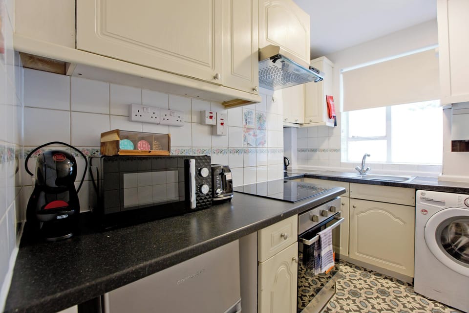 Apartment | Private kitchen | Electric kettle, toaster