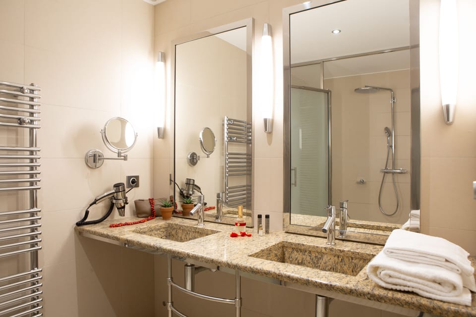 Deluxe Double Room, 1 Bedroom, Accessible | Bathroom | Shower, rainfall showerhead, free toiletries, hair dryer