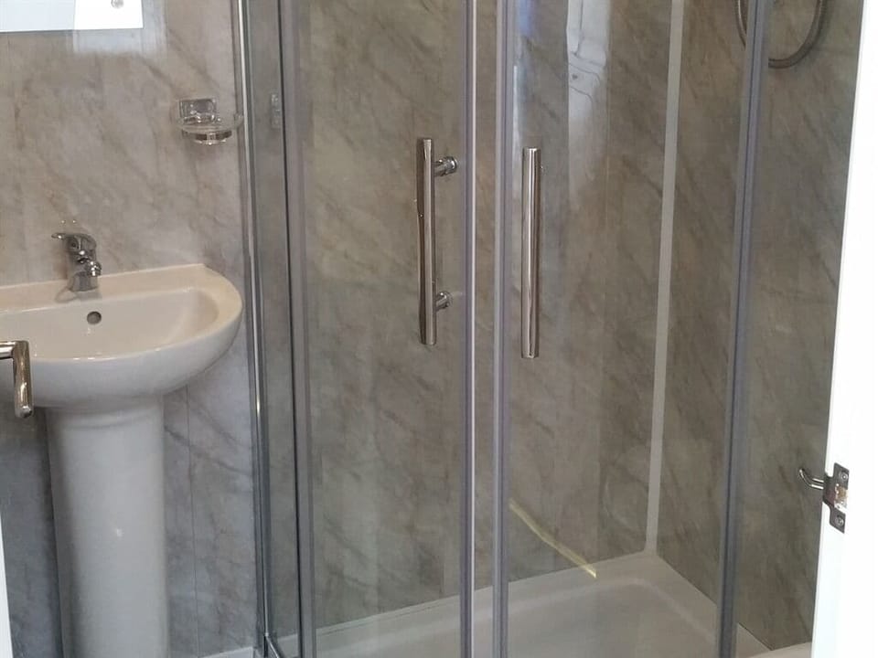 Suite, Ensuite (Family of 4 ) | Bathroom | Shower, free toiletries, hair dryer, towels