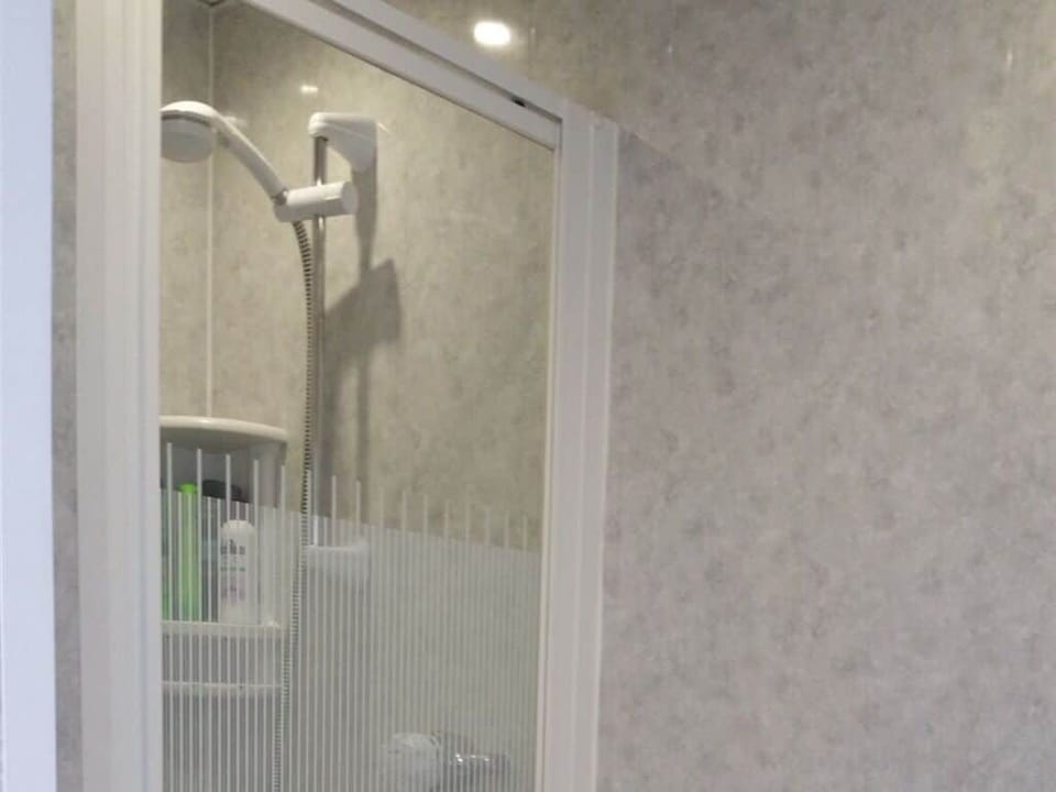 Twin Room, Ensuite | Bathroom | Shower, free toiletries, hair dryer, towels