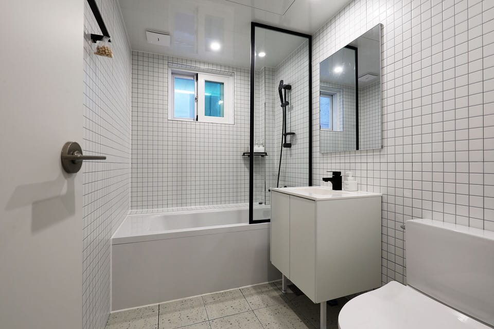Family Suite, Multiple Beds, Non Smoking, Private Bathroom | Bathroom | Hair dryer, bathrobes, slippers, towels