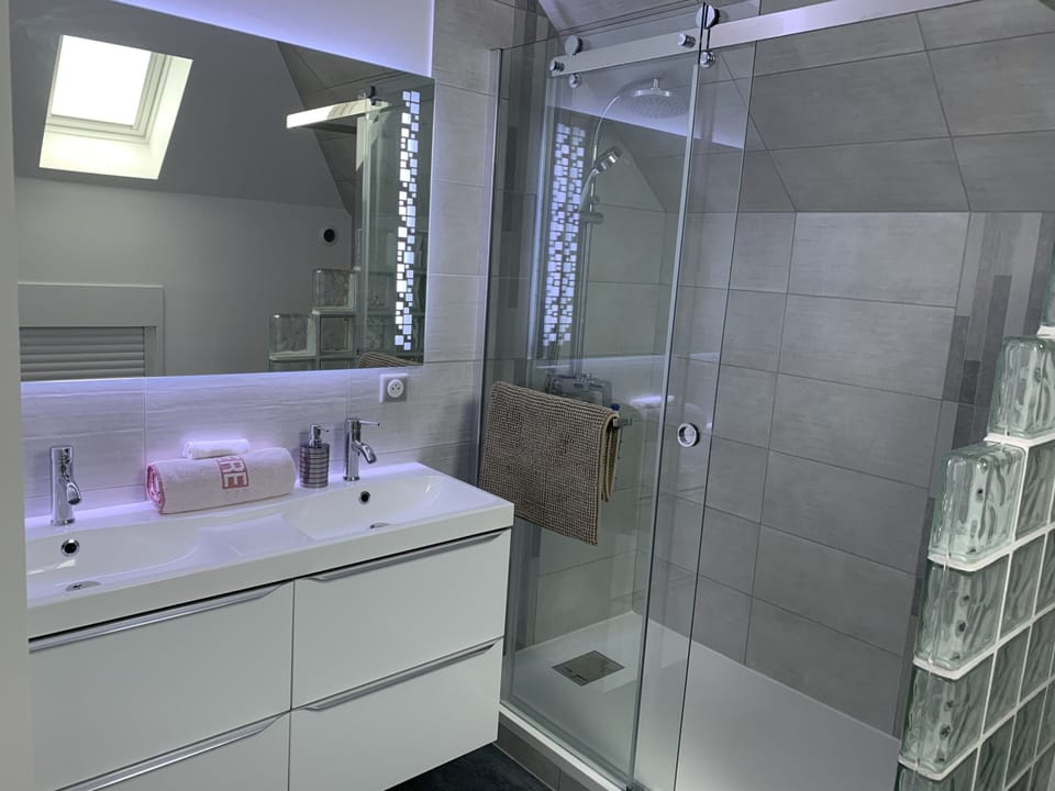 Superior Apartment | Bathroom