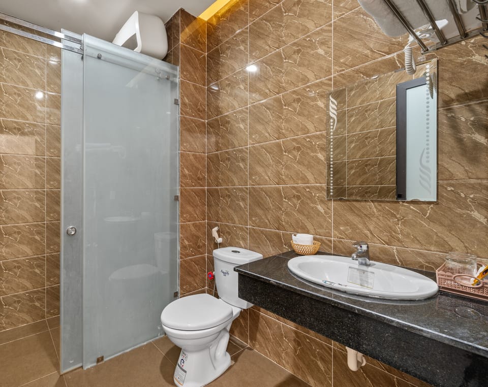 Shower, rainfall showerhead, free toiletries, hair dryer