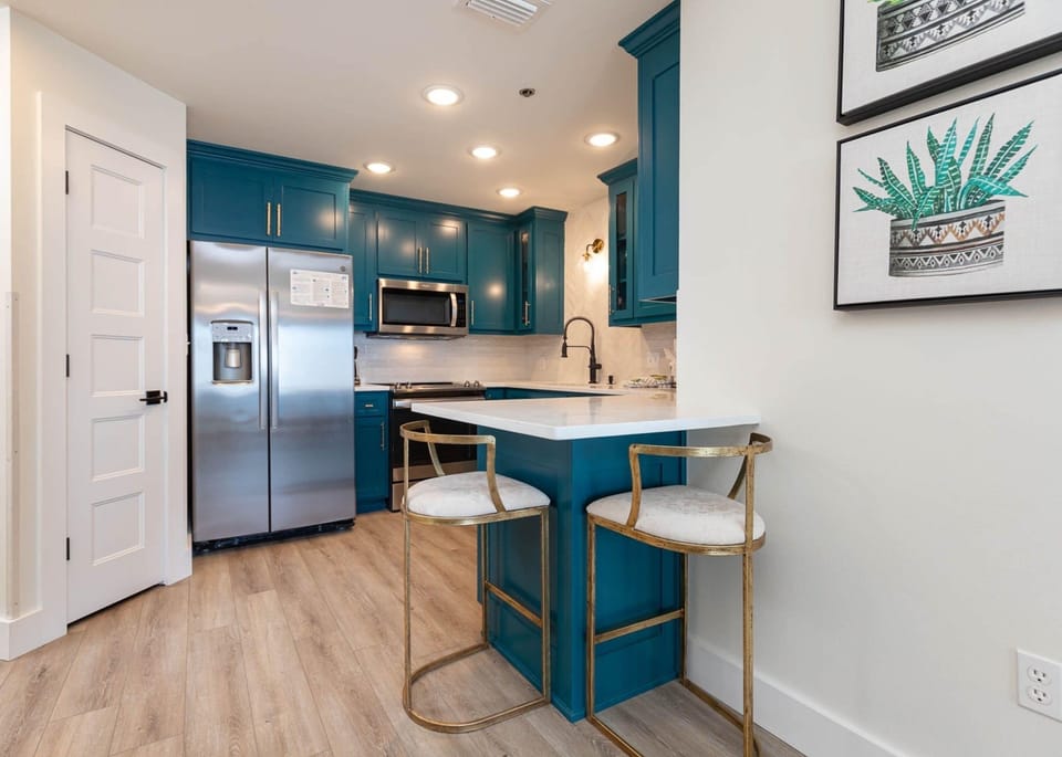 Signature Condo, Beach View | In-room dining