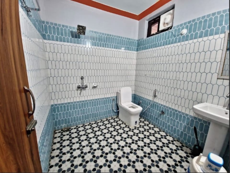 Deluxe Room, Hill View | Bathroom | Shower, free toiletries, towels, soap