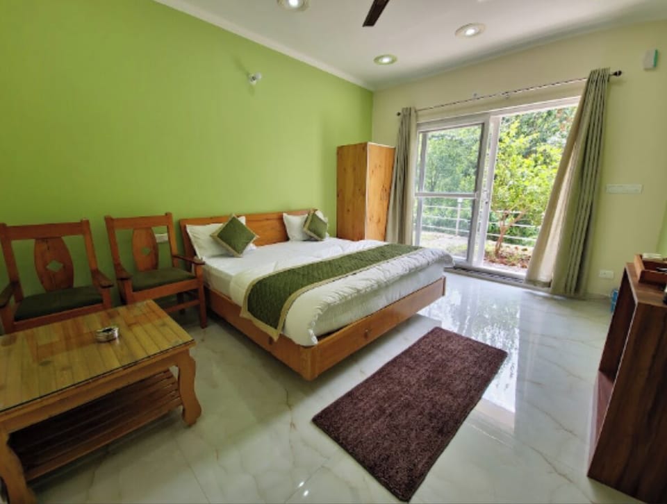Deluxe Room, Hill View | Desk, free WiFi