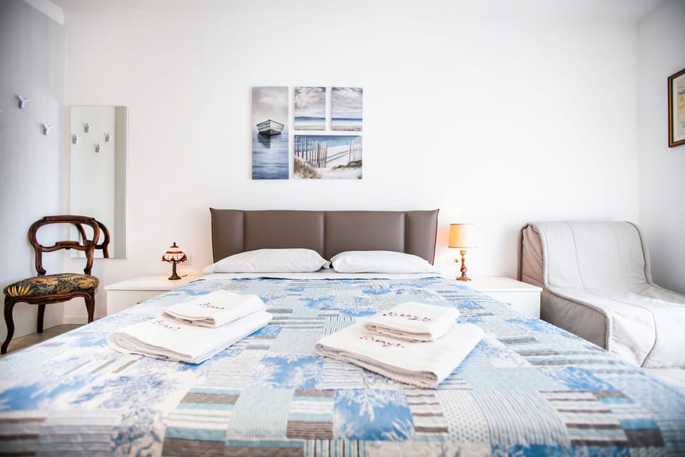 Deluxe Apartment | 1 bedroom, laptop workspace, iron/ironing board, free WiFi