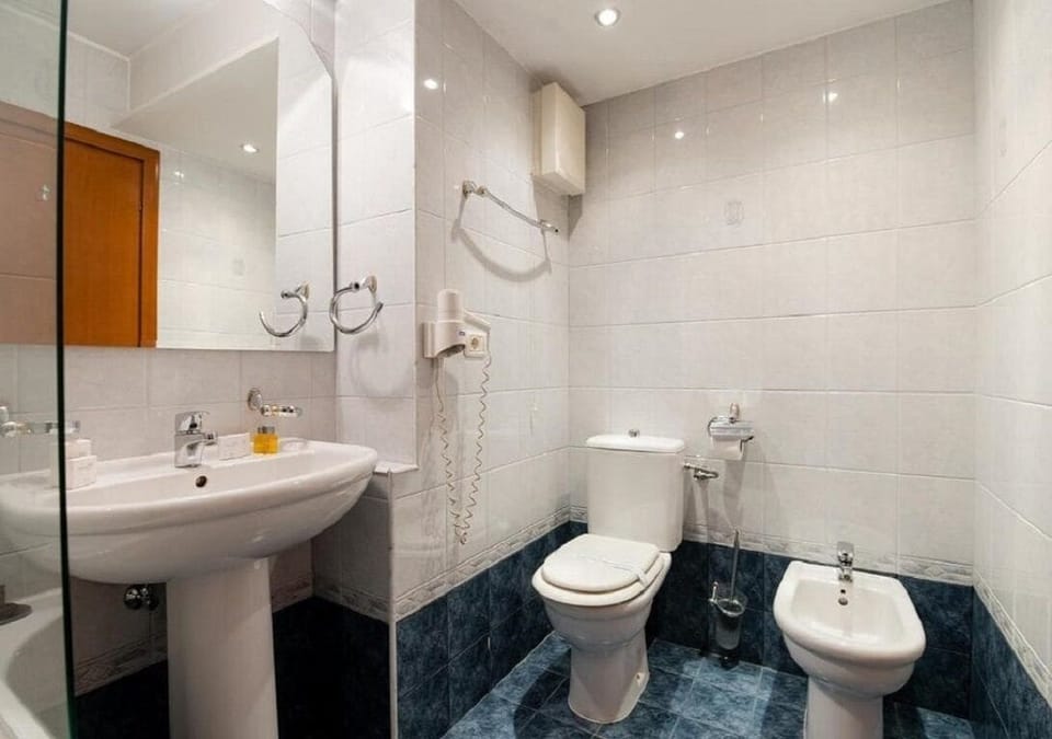 Combined shower/tub, hair dryer, slippers, bidet