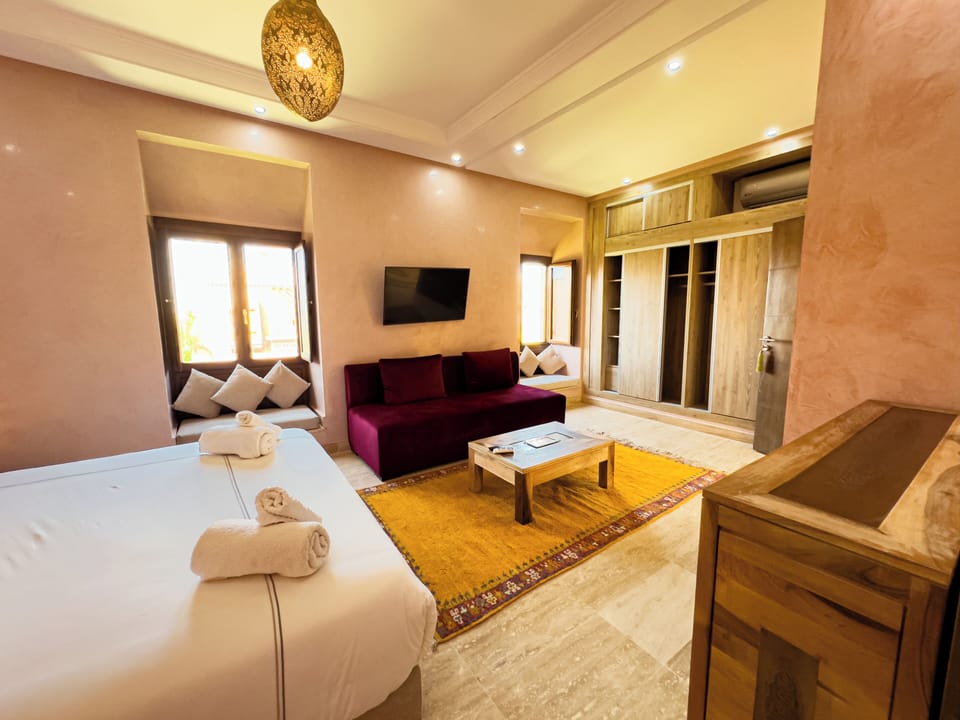 Deluxe Suite, Garden View | Minibar, in-room safe, iron/ironing board, free WiFi