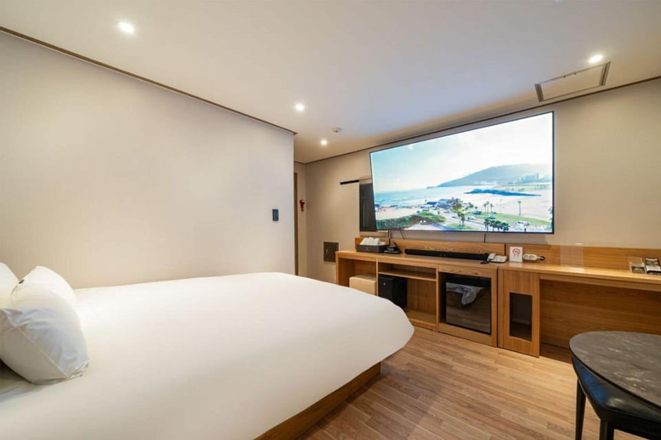 Standard Double Room | Desk, laptop workspace, free WiFi