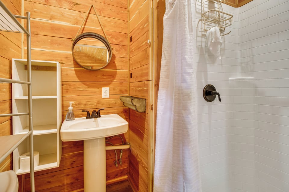 Half-mi to Bull Shoals Lake Access: Angler's Cabin Cottage in Lakeview