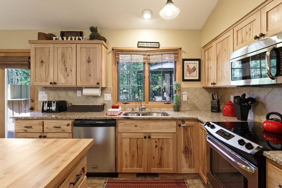 House, 2 Bedrooms | Private kitchen | Fridge, oven, coffee/tea maker, toaster