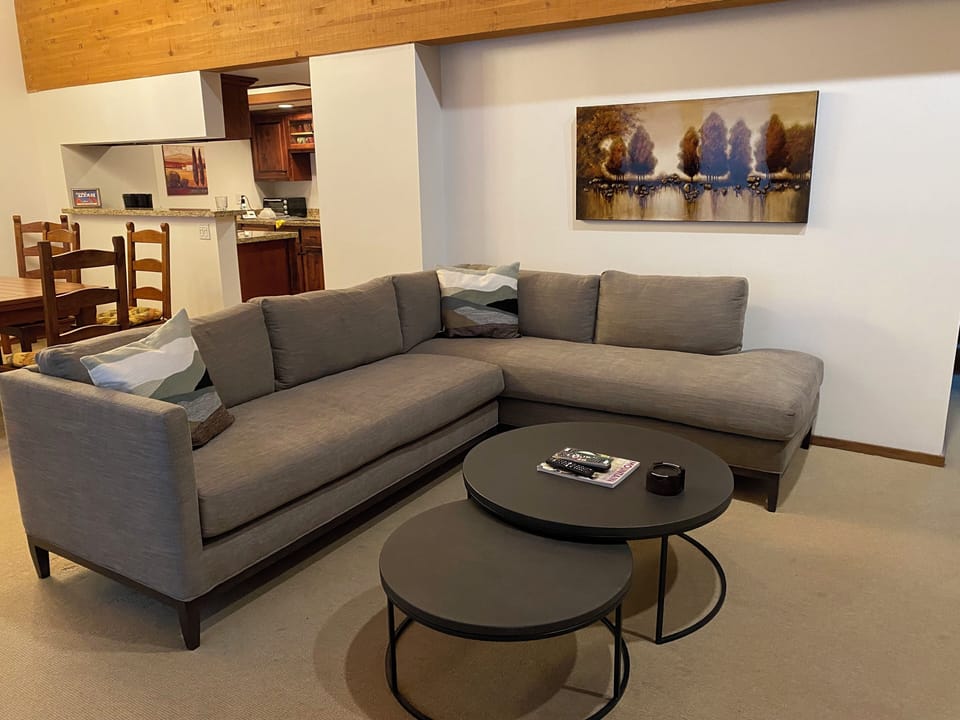 Deluxe Townhome, 4 Bedrooms | Living area