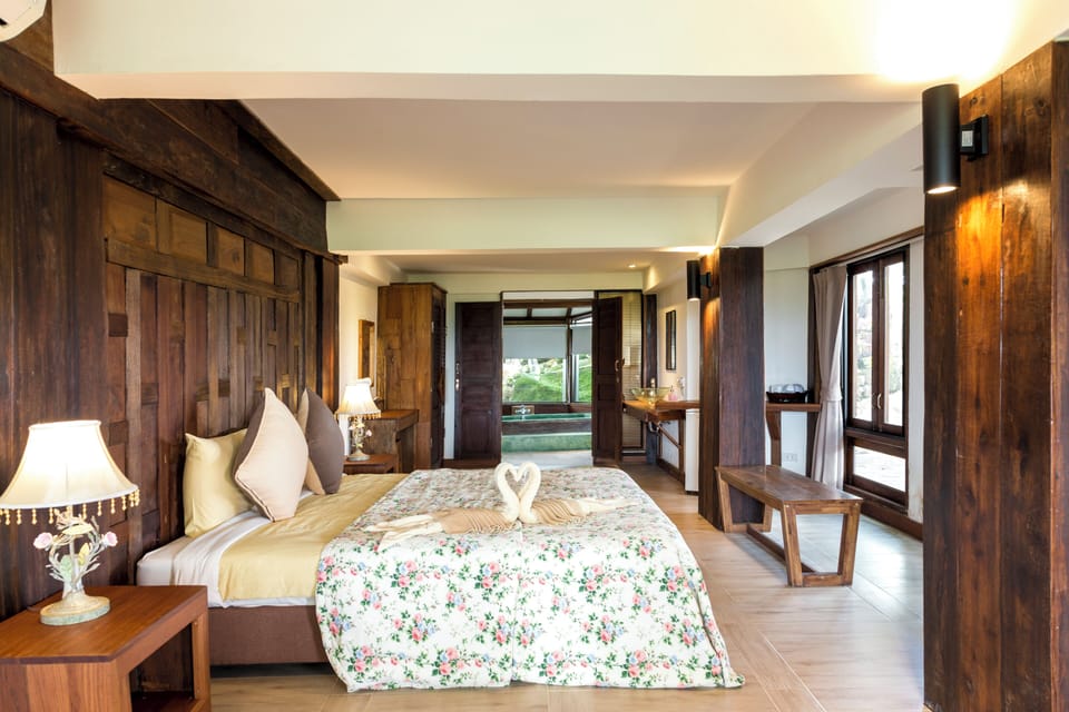 Deluxe Room, Garden View | Minibar, rollaway beds (surcharge), bed sheets