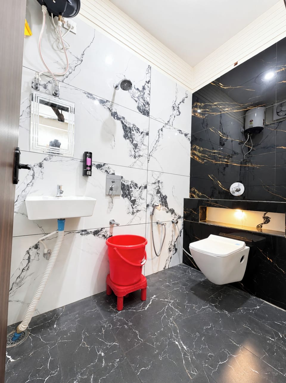 Shower, rainfall showerhead, free toiletries, slippers
