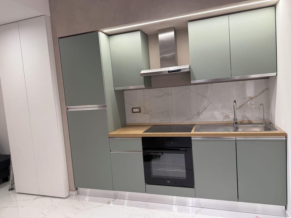 Family Apartment | Private kitchen | Full-size fridge, oven, stovetop, cookware/dishes/utensils