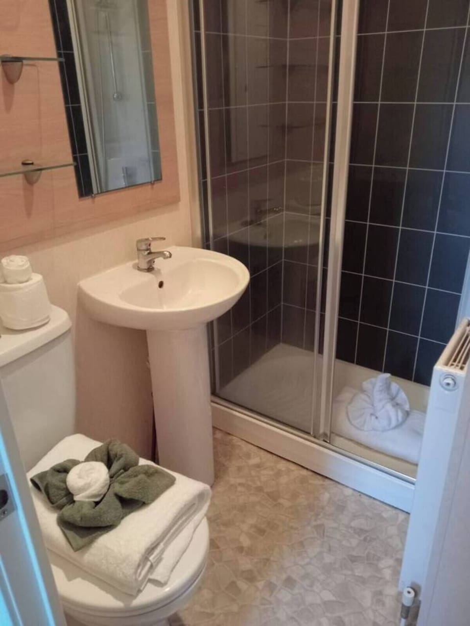 Deluxe Chalet, 3 Bedrooms, Kitchen | Bathroom