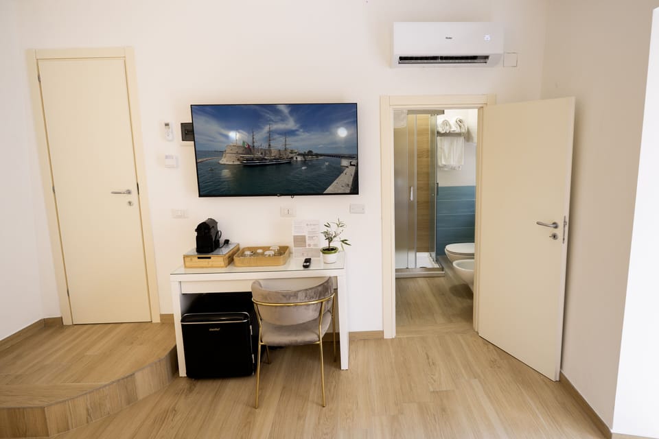 Desk, laptop workspace, free WiFi