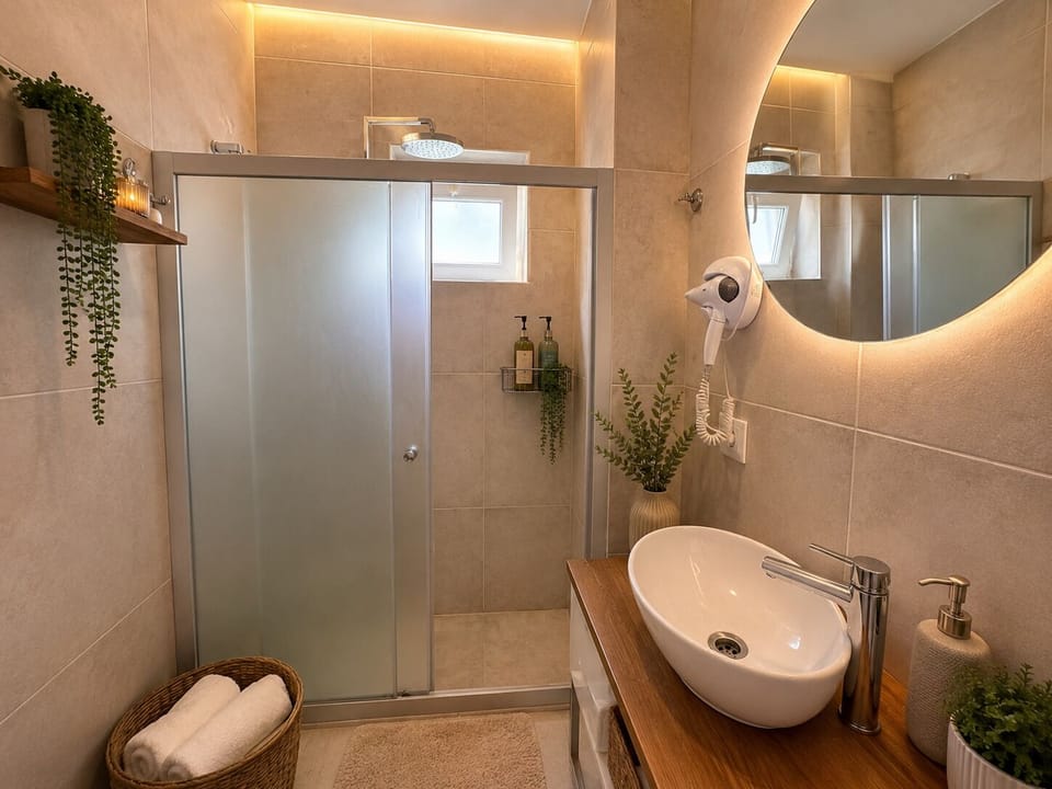 Standard Room, Garden View | Bathroom | Shower, hair dryer, slippers, bidet