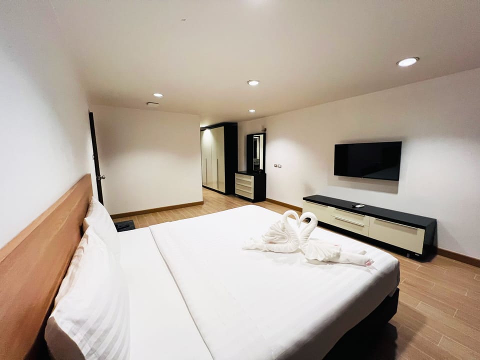Suite | Desk, free WiFi, bed sheets