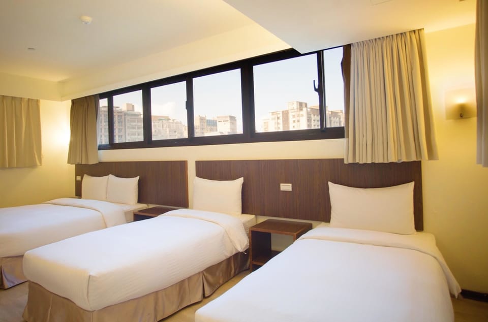 Family Quadruple Room | In-room safe, desk, free WiFi, bed sheets