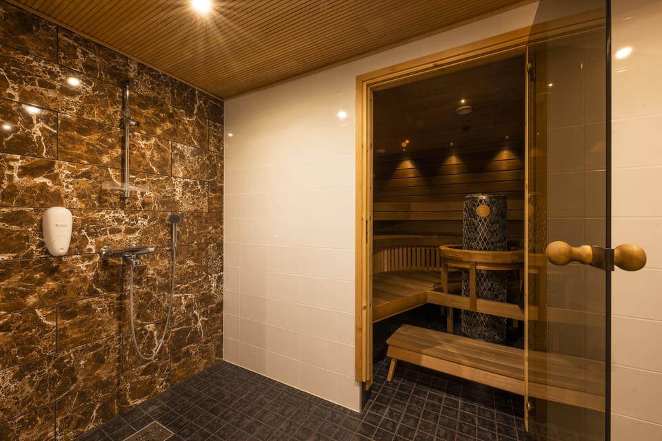 Suite | Bathroom | Shower, free toiletries, slippers, bidet