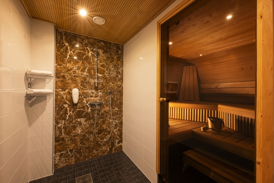 Suite (Valtioneuvos) | Bathroom | Shower, free toiletries, slippers, bidet
