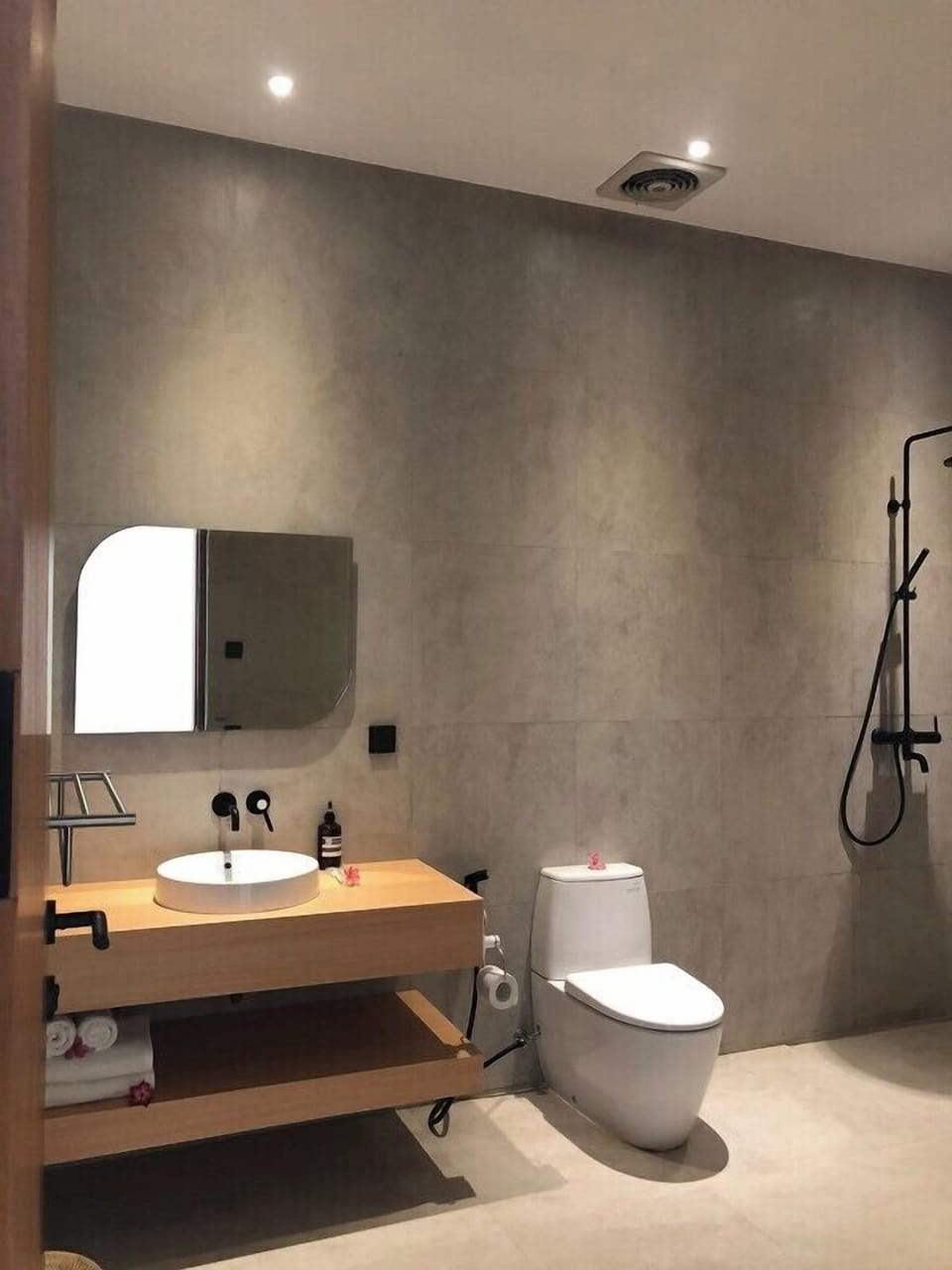 Junior Suite | Bathroom | Free toiletries, hair dryer, slippers, towels